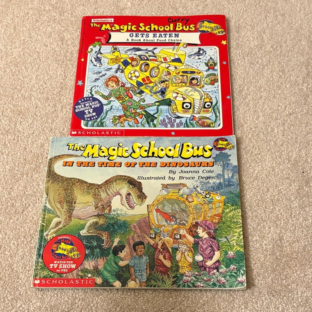Scholastic Magic School Bus Book Set - Red and Green